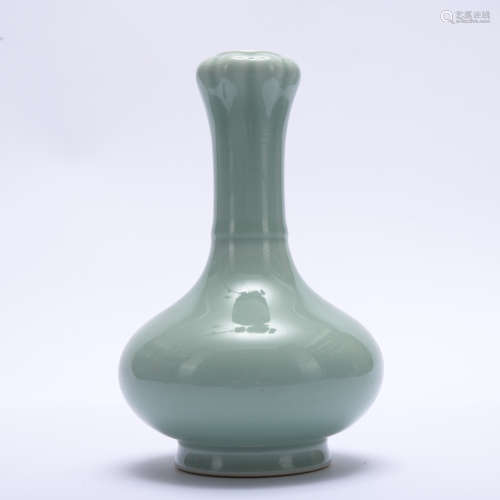 A celadon-glazed garlic-head vase