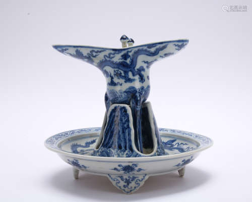 A set of blue and white 'dragon' cup