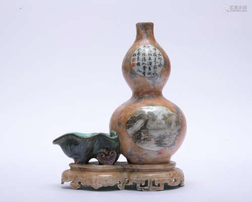 A bionic porcelain 'poems' gourd-shaped vase