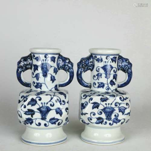 A Blue and White Vase with Flowers Pattern and Beasts'ears-s...