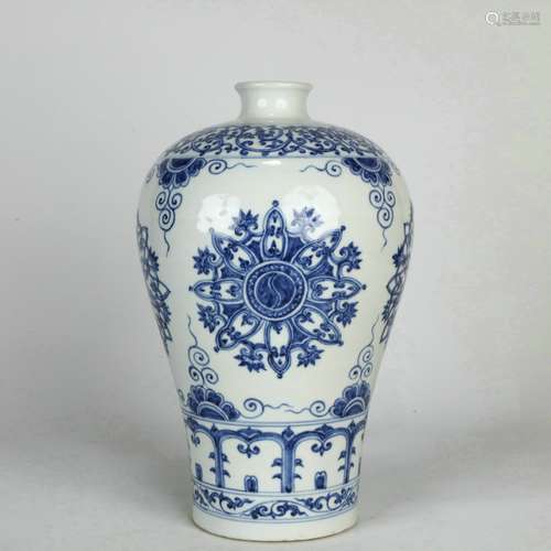 A Blue and White Mei Vase with Flowers Pattern