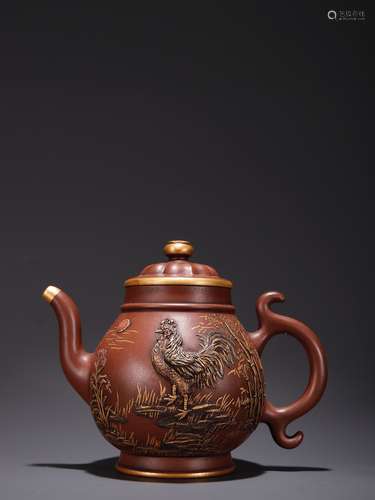 A Clovershrub Teapot with Gold-painted and Special Handle