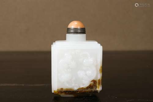 A Hetian Jade Auspicious Beast Pattern Snuff Bottle    Chine...