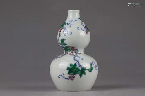 A Clashingcolor Gourd Bottle    Yong Zheng  Period of Chines...