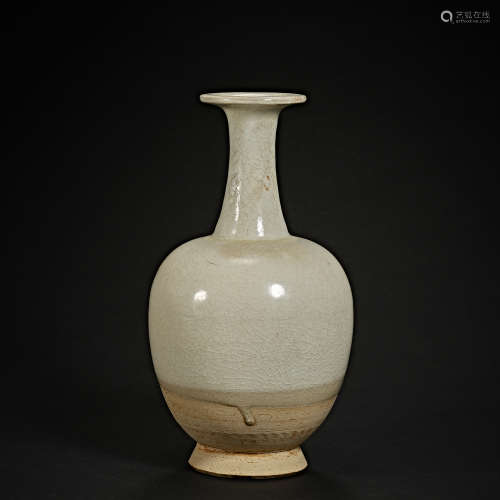 Tang Dynasty, Xing Kiln, White porcelain, long neck Bottle