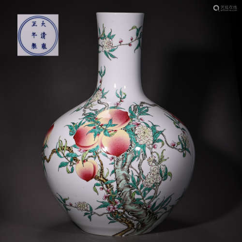 CHINESE QING DYNASTY LONG-NECKED VASE WITH PEACH PATTERN