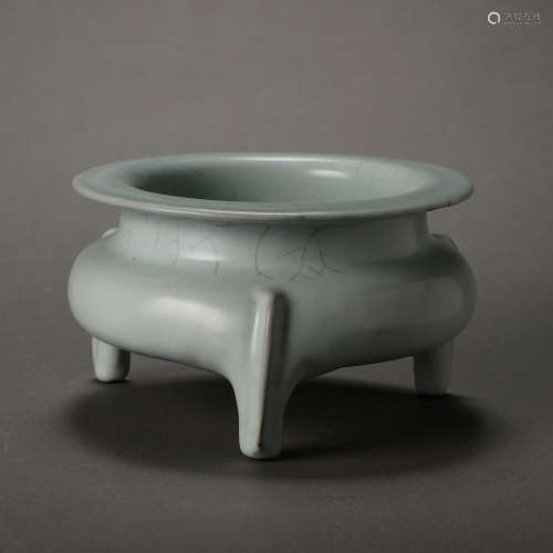 CHINESE SONG DYNASTY OFFICIAL WARE CELADON-GLAZED THREE-LEGG...
