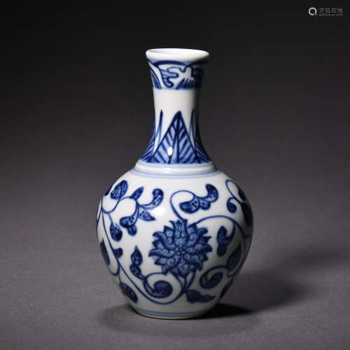 CHINESE QING DYNASTY BLUE AND WHITE LONG NECKED FLASK