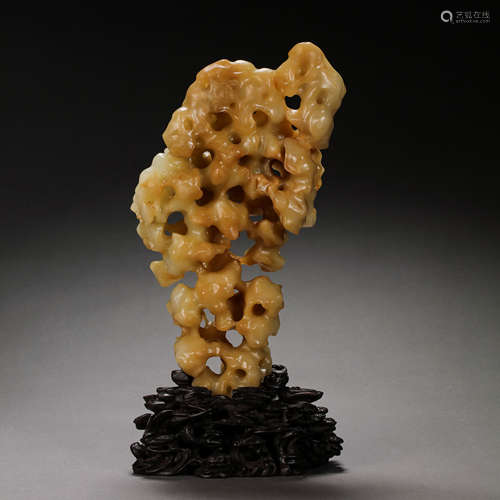 CHINESE QING DYNASTY JADE ORNAMENT