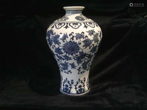 Beautiful antique chinese blue and white porcelain vase, han...