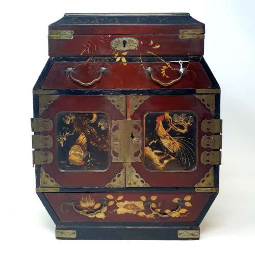 A Chinese lacquered jewellery box, decorated cockerels, 30 c...