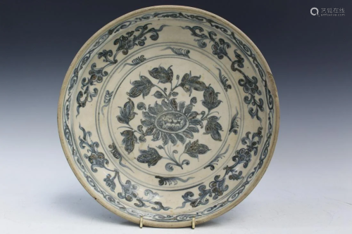 Vietnamese Blue and White Porcelain Plate, 16th C.