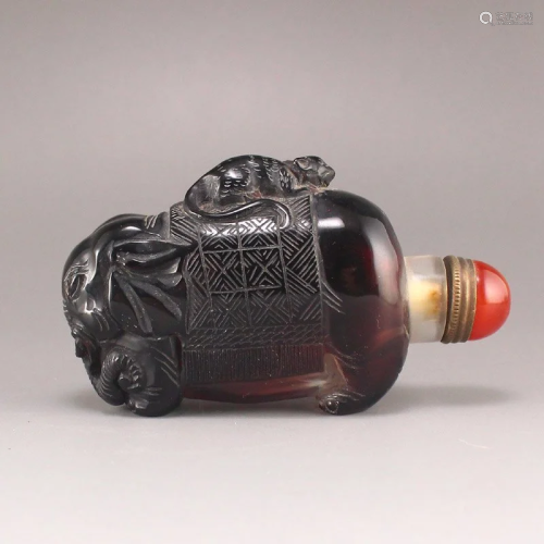 Chinese Agate Elephant Snuff Bottle w Mouse