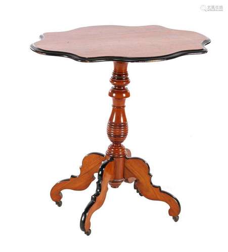 Walnut Willem III table with contoured top