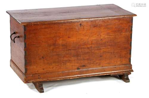 Pine blanket chest, standing on slippers