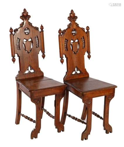2 oak side chairs with sawn and carved décor