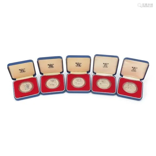 Five silver proof 1977 commemorative crowns with cases