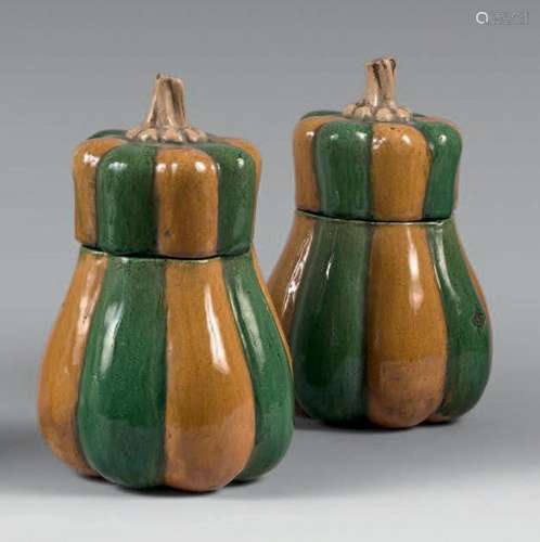 Paire de vases couverts en grès émaillé ocre et vert en form...