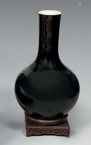 Vase de forme bouteille en porcelaine émaillée noire. Au rev...