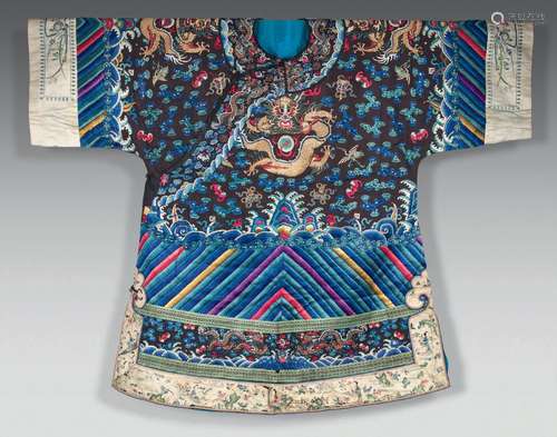 Robe en soie brune brodée aux fils dorés et polychromes de d...