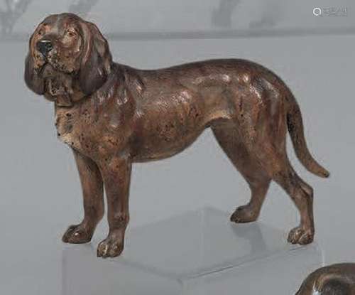 Chien aux aguets. H. : 9 cm. L. : 13 cm.