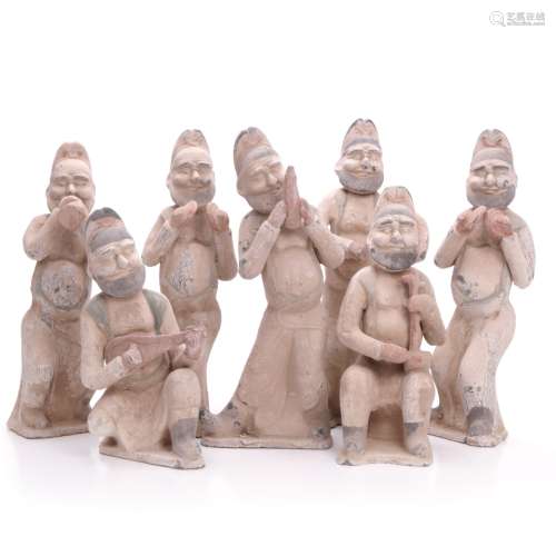 GROUP OF TANG DYNASTY STYLE FIGURES 