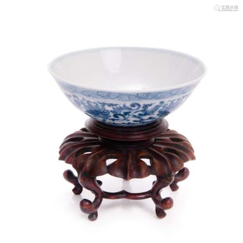 CHINESE BLUE AND WHITE WINE CUP