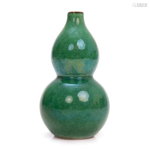 CHINESE APPLE GREEN DOUBLE GOURD VASE