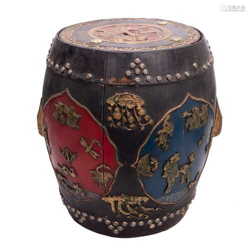 LACQUER AND GILDED WOOD LIDDED CONTAINER