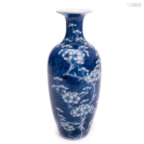 CHINESE POCELAIN BLUE AND WHITE BLOSSOM VASE