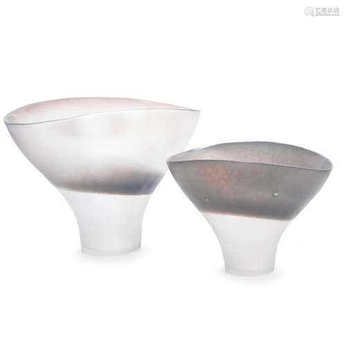 PAIR OF ART GLASS BOWLS