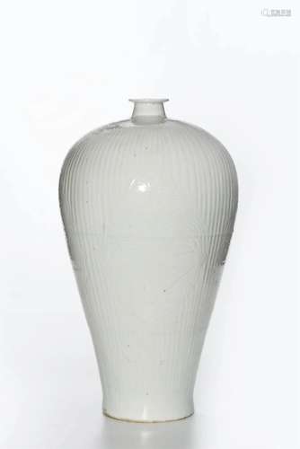 White-Glazed Incised Phoenix-Bird Meiping Vase