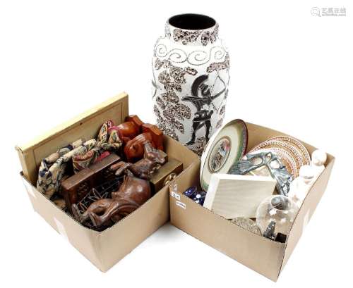2 boxes with porcelain etc