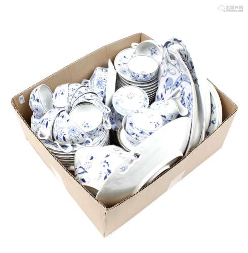 Box with porcelain tableware
