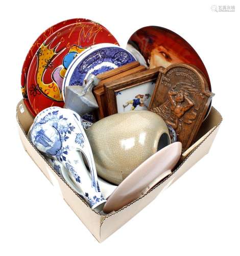 Box with Dutch porcelain