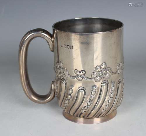 An Edwardian silver tankard of cylindrical form with loop ha...