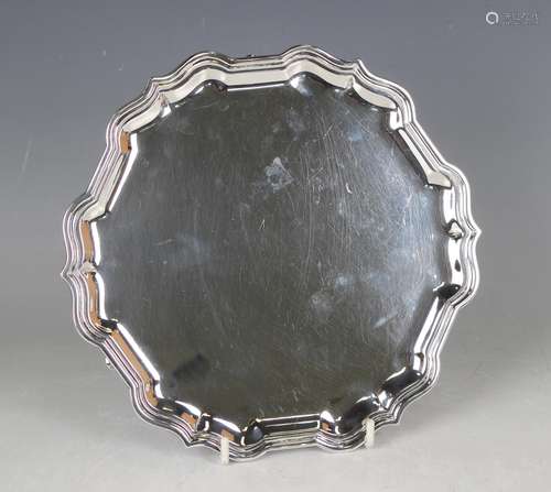 An Elizabeth II silver circular card salver with reeded scro...