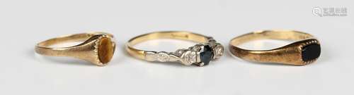 An 18ct gold ring, claw set with a circular cut sapphire bet...