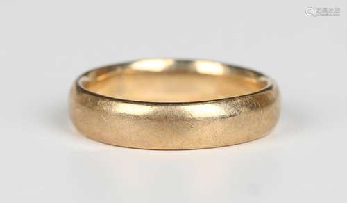 A large 9ct gold wedding ring, Sheffield 2004, weight 10.9g,...