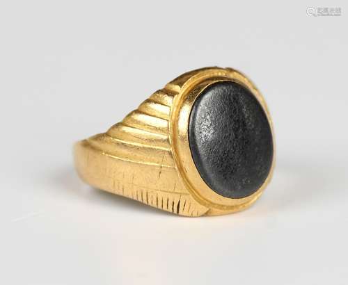 A gold and hematite oval signet ring, unmarked, weight 10g, ...