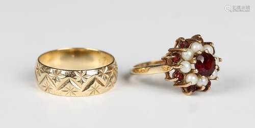 A 9ct gold wedding ring with engraved decoration, London 197...