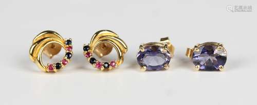 A pair of gold and iolite single stone earstuds, each claw s...