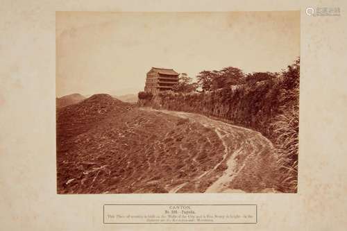 Pagode sur le mur de la ville, Canton, 1873 Épreuve albuminé...