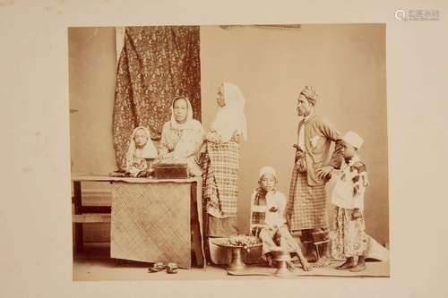 Famille Malaise.Singapour, vers 1870.AlbumineDim. : 21 x 26 ...