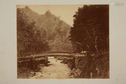 Deux tirages Vue du Shinkyō, pont sacré sur la rivière Daiya...