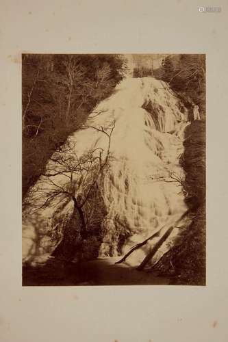 Yudaki. Chute d'eau chaude près de Yumoto Nikko Dim. : 2...