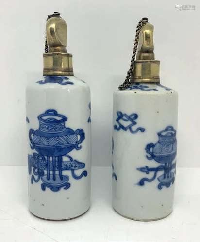 Deux flacons de parfum cylindriques en porcelaine décorés en...