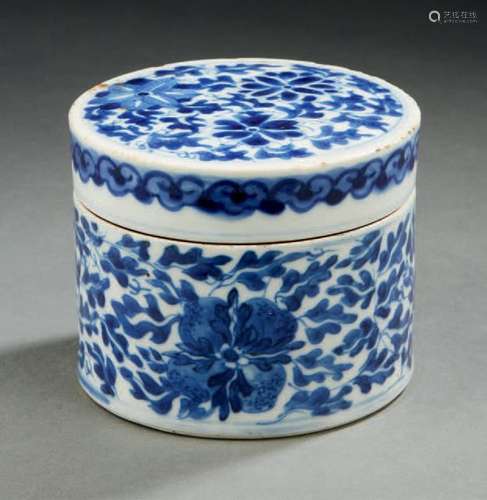 Boîte cylindrique couverte en porcelaine décorée en bleu sou...