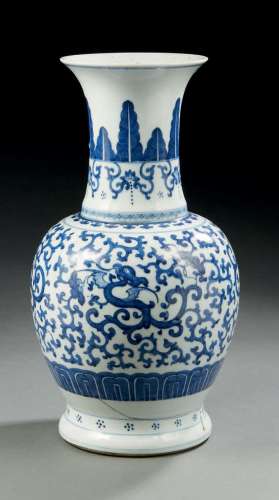 Vase en porcelaine de forme balustre décoré en bleu sous cou...