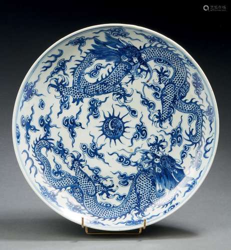 Plat circulaire en porcelaine décoré en bleu sous couverte d...